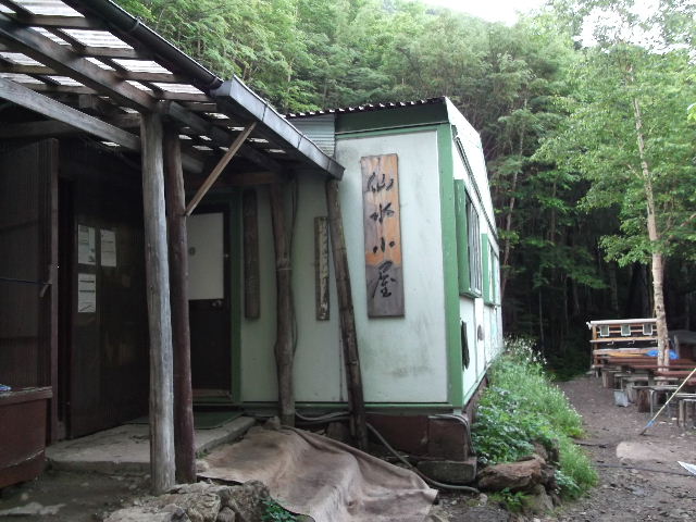 吅