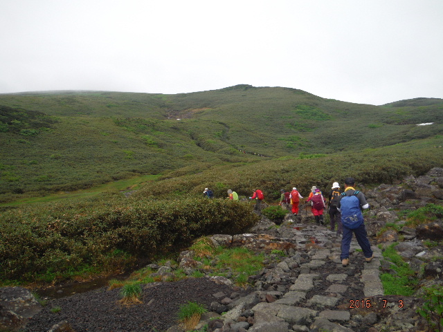 石畳の登山道