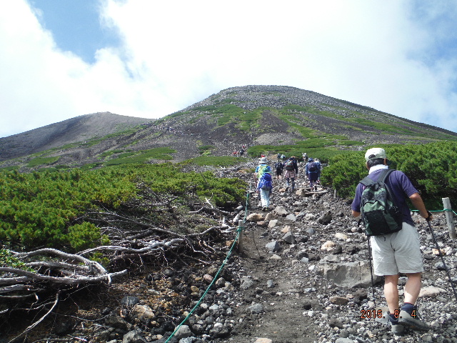 肩の小屋からの登山道