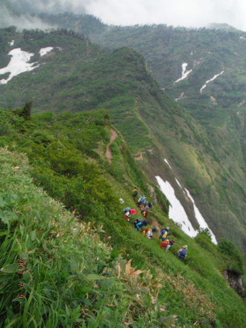 急な下山道